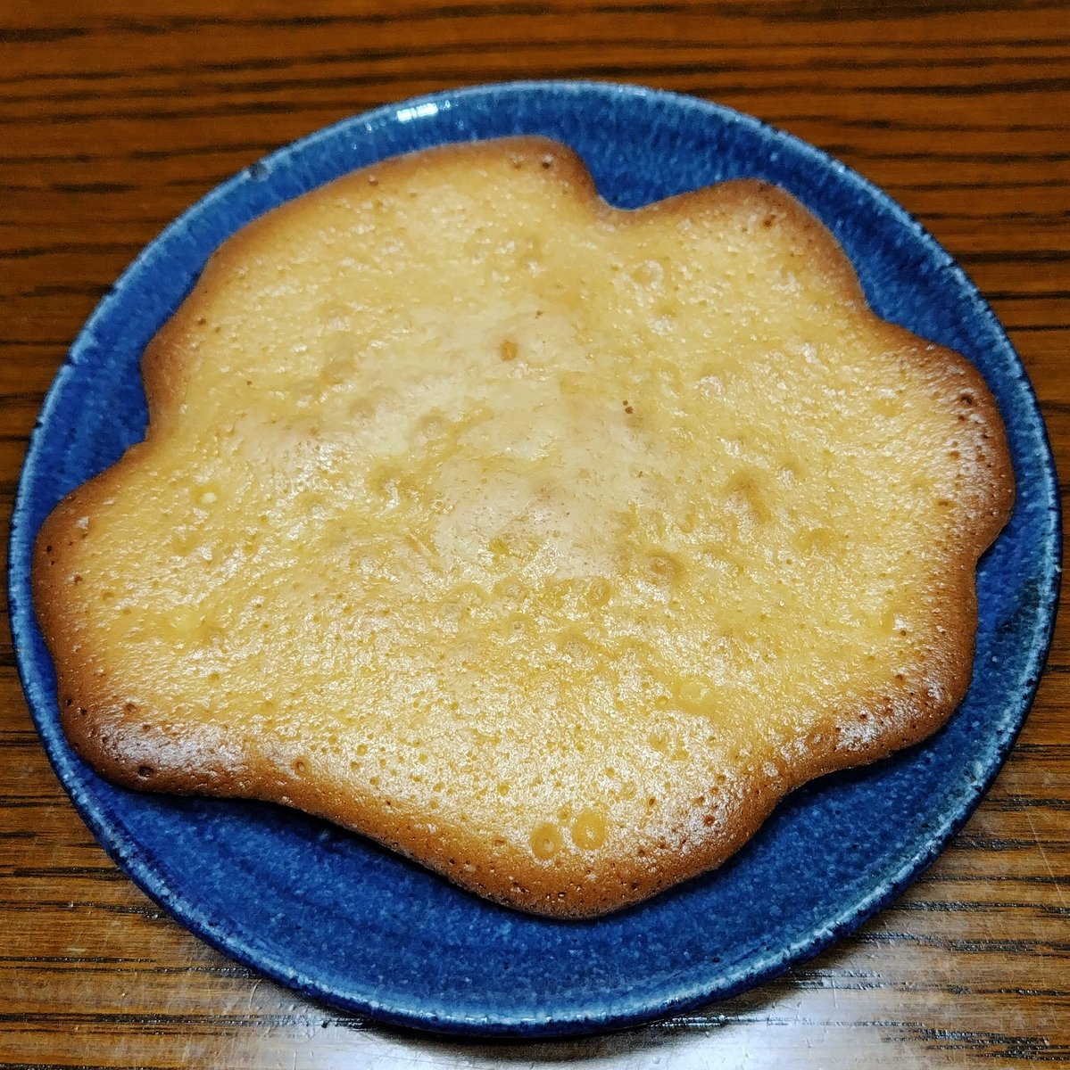 おやつのぼうしのみみ食べてる。