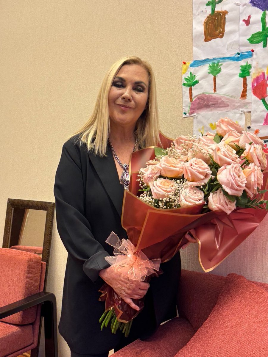 👵🏼💗Recibí este precioso ramo hoy en la Cámara felicitándome x el comienzo de mi tercera legislatura. Está firmado por Alfy pero no tiene dirección, así q uso este medio para agradecerle con todo mi corazón. Por favor ayúdenme con RT para q Alfy sepa q LaAbuela le ama y agradece.