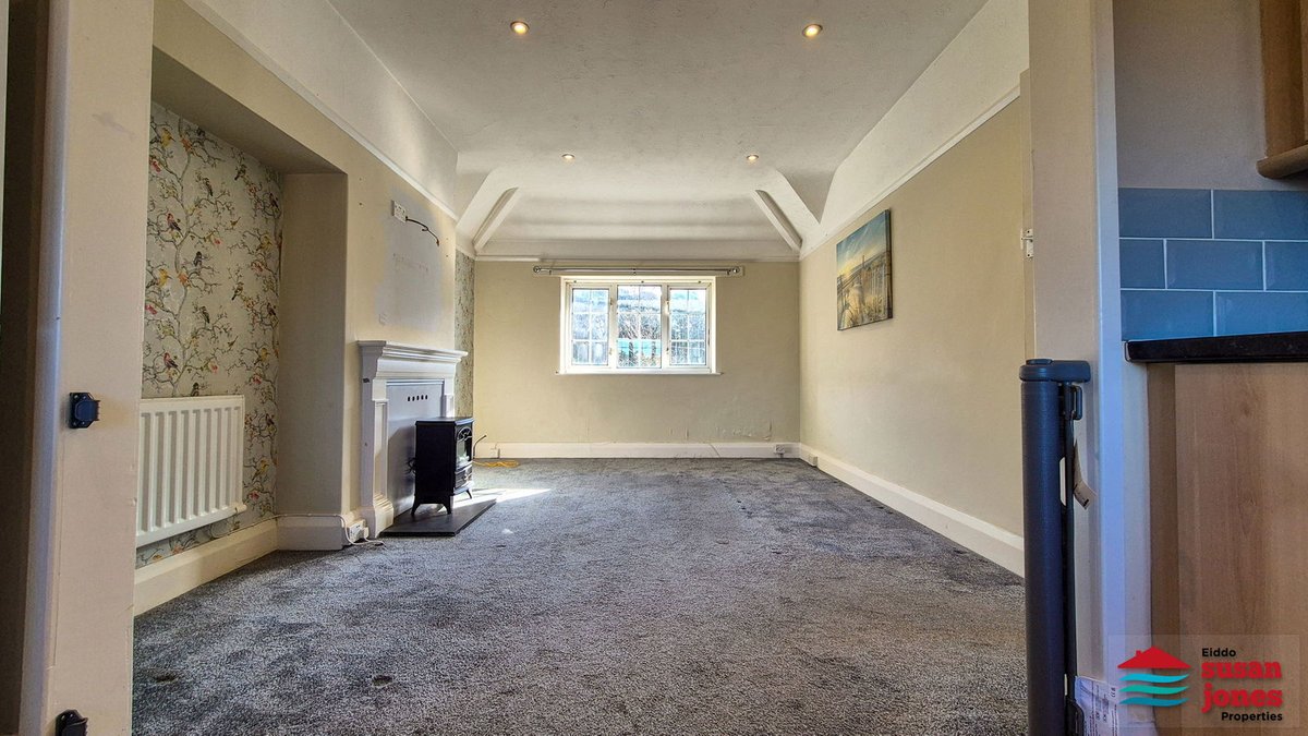 SusanAlJones's tweet photo. 3 bedroom first floor apartment in the heart of Abersoch, offering spacious accommodation: lounge, kitchen, bathroom and separate shower room, garage plus storage rooms, access to a shared patio and garden area. Parking. Full details: https://t.co/juNEXoL3Ql https://t.co/hJEX3Mfk4A