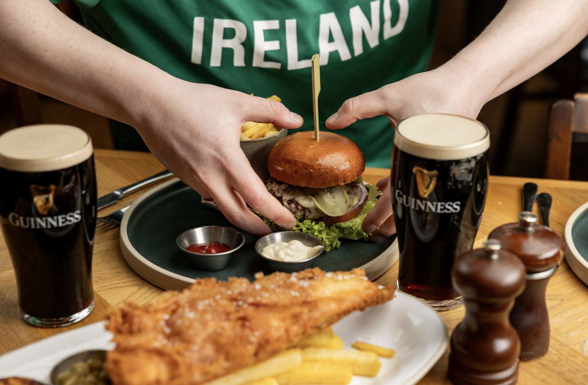 candlemakerCS's tweet photo. Happy St Patrick’s Day from the Candlemaker Team! ☘️

Join us in celebrating Irish culture whilst you enjoy refreshingly cold Guinness at the bar🍻

We’ll see you soon!🇮🇪

#stpatricksday #paddysday #guinness https://t.co/XR6rgB0PKs