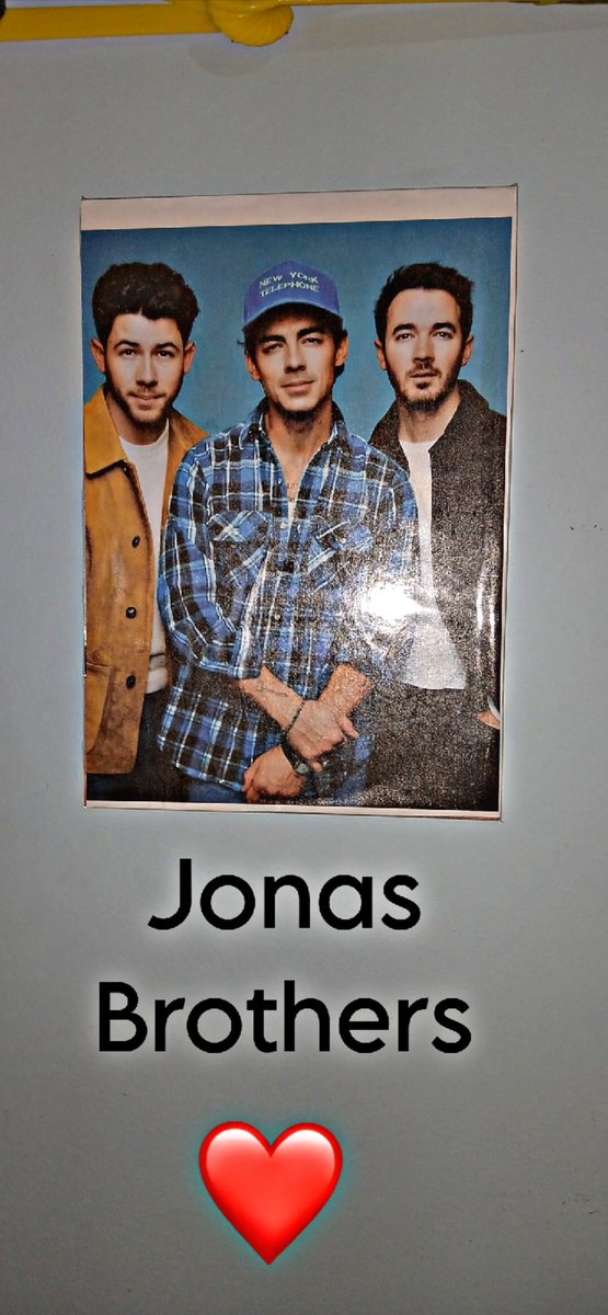BiaTSTM's tweet photo. @santander_br Realiza o sonho de uma garota que é fã de Jonas Brothers desde 2007 🥹🙏 ? Gostaria muito de poder vê-los ao vivo, de pertinho! Eles são minha banda conforto, estiveram ao meu lado na minha infância,adolescência e continuam comigo até hoje 🩷 
#SemanaDoFãSantander https://t.co/YArF4Okuke