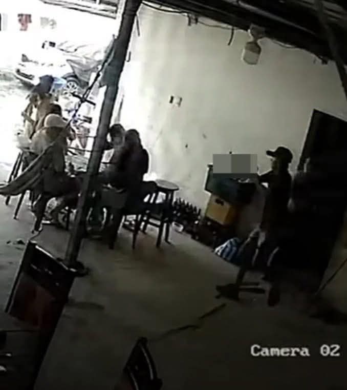 MinMedio's tweet photo. #Manabi
Un menor que salió en libertad tras ser capturado en febrero de este año por tenencia de armas y terminó sonriendo a las cámaras se encuentra involucrado en otro ataque armado que ocurrió en Jaramijó donde se reportaron un fallecido y varios heridos https://t.co/P3Ck6lvJ2m