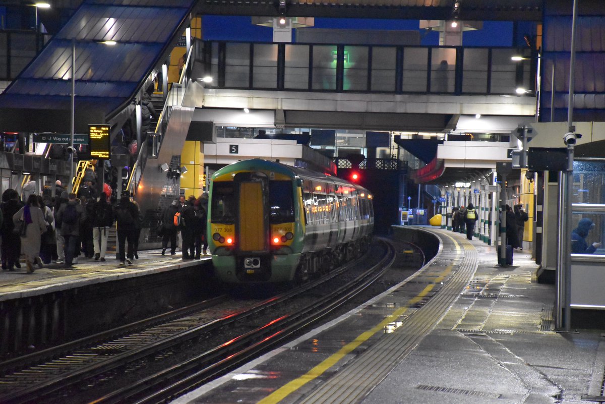 Peter_Mugridge's tweet image. 377 305 at East #Croydon on 16th February. @networkrail #DailyPick #TravelByTrain @SouthernRailUK