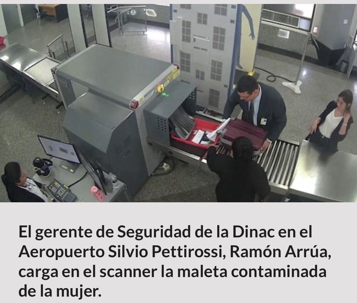 Ahora_Py's tweet photo. 🚨Escandaloso Caso Scanner: Reaparecen CDs con Escuchas que Involucran al Senador Líder Amarilla en supuesto esquema de narcotráfico 😨

📝En un giro inesperado, reaparecieron dos CDs con escuchas telefónicas que involucran al senador liberal Líder Amarilla, en el marco del juicio por el caso Scanner. Estos audios, que habían desaparecido misteriosamente del @PoderJudicialPY, contienen conversaciones entre Luis Servián Zárate y el abogado Carlos Duarte, en las que se menciona reiteradamente al legislador.

Este martes reaprecieron dos CDs que contienen escuchas telefónicas entre dos acusados del caso Scanner, en las cuales involucran al senador liberal Lider Amarilla. La desaparición del soporte magnético se denunció el lunes último en el juicio a los seis acusados por el caso. En esta causa se investigó y anuló un esquema de funcionarios aeroportuarios que permitía la remisión de drogas al exterior.

📝Ayer, se realizó una jornada de juicio oral y público en el marco del caso denominado Scanner. El mismo está a cargo del Tribunal de Sentencia Especializado Crimen Organizado, presidido por Juan Alberto Dávalos e integrado por Inés Galarza y Pablino Barreto. En la oportunidad se denunció el extravío de dos soportes magnéticos (CDs) de relevancia para el caso.

📑En este caso afrontan juicio los acusados el gerente de seguridad aeroportuaria Luis Alberto Servián Zárate, un ex gerente de seguridad aeroportuaria Ramón Isacio
Arrúa Fernández; el supervisor de rayos X Basilio Darío Rodríguez Hetter; así como la operadora de escáner de rayos X y de control de pasajeros y maletas Martha Liliana Coronel De Chávez.

📑A los mismos se les atribuyen los hechos de tráfico internacional de drogas, realización por funcionarios y asociación criminal, de acuerdo con la Ley N° 1340/88 de Drogas y sus modificaciones.

🌫️Igualmente la pasajera que tenía un total de 11 kilos de cocaína en su maleta, Eliana Beatriz Cardozo Ramírez, y el abogado Carlos Adrián Duarte Vera.

⚖️En el marco de este debate público, ayer, en pleno juicio, se denunció la llamativa desaparición de dos soportes magnéticos (CDs), ofrecidos como pruebas por el Ministerio Público. Los mismos contienen conversaciones telefónicas interceptadas, bajo autorización judicial, entre Luis Servián Zárate y el abogado Carlos Duarte.

📝En los citados audios Zárate y Duarte hacen referencia, en reiteradas ocasiones al legislador liberal Líder Amarilla. En los dispositivos habían sido obtenidos durante la investigación denominada "Oasis", que fue absorbida por la causa Scanner.

💿Llamativa reaparición de CDs del caso Scanner tras averiguaciones

📝Ante la desaparición de los soportes el fiscal Andrés Arriola manifestó su preocupación a ABC Color, porque se haya registrado este hecho con una prueba considerada de alta relevancia ene 1 marco del juicio y, más aún, que se haya registrado en el Palacio de Justicia donde se encuentra depositada desde la presentación de la acusación el 1 de agosto de 2024.

Igualmente desde nuestro diario fue consultado el juez penal de garantías Especializado en Crimen Organizado, Osmar Legal, sobre dichos soportes magnéticos y el mismo señaló que ya el 9 de mayo de 2025, todas las pruebas ofrecidas por la Fiscalía fueron remitidas al Tribunal de Sentencia para su resguardo.

📝También la jueza de sentencia e integrante del colegiado, Inés Galarza, fue consultada sobre el caso.

📝Inicialmente había informado que dicha evidencia fue remitida al juzgado de garantías junto con su informe por escrito, pero que el lunes último la actuaria del tribunal no halló los CDs.

📝Teniendo en cuenta esta situación el fiscal Andrés Arriola señaló que buscaría reconstituir el expediente, volviendo a agregar los soportes magnéticos con dichos audios, solicitando una copia espejo de la extracción original que se encuentra con la Unidad de Inteligencia Sensitiva (SIU) -Antinarcóticos de la Policía.

Vía @ABCDigital @observapy