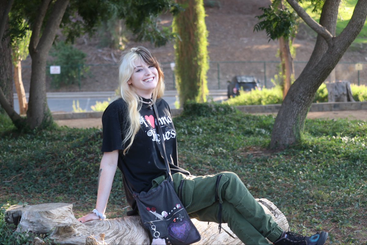 ZoeyButtons tweet media