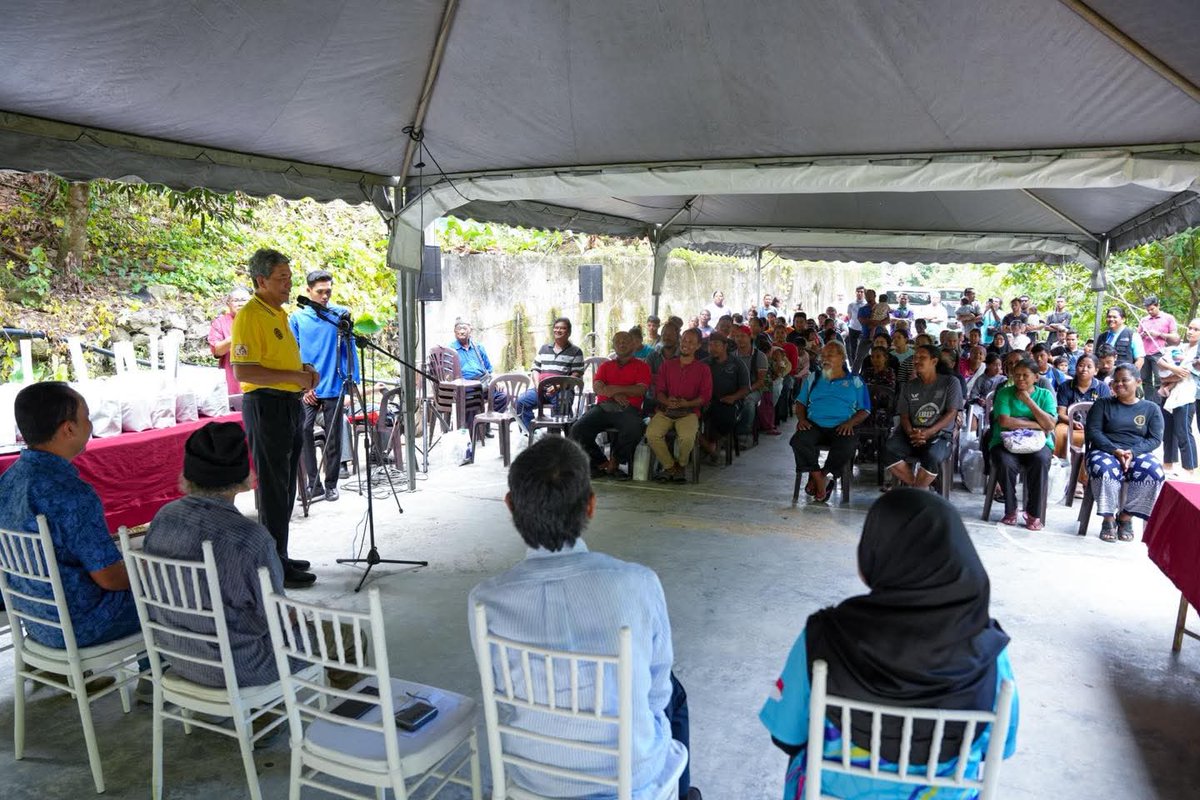 15hb Mac 

Seterusnya ke Kg Orang Asli Ulu Chuai bagi menyantuni mamak2 &amp; inak2 di sini sambil menyerahkan sumbangan Aidilfitri.

Mudah-mudahan sumbangan yg disampaikan ini dapat memberi manfaat serta menceriakan lagi persiapan menyambut hari raya yg bakal tiba tidak lama lagi.