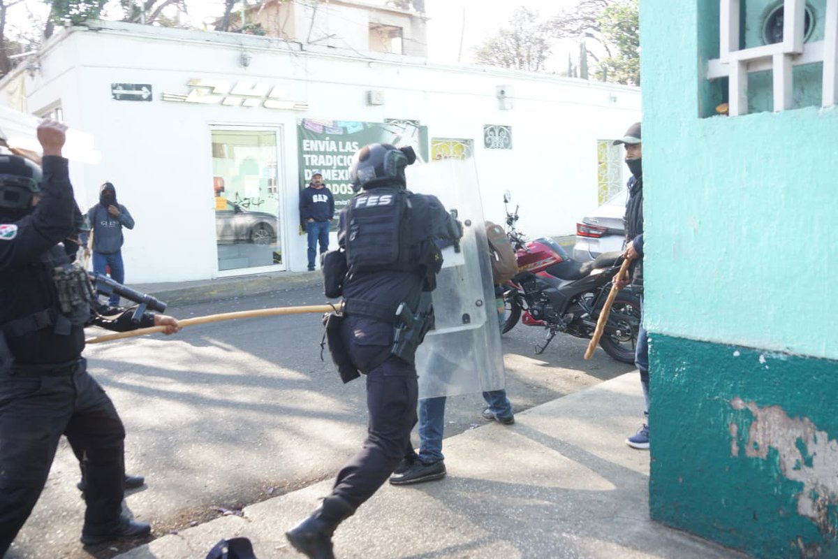 #EnFotos Elementos de la Policía Estatal liberan las unidades de motor que fueron tomadas por miembros de organizaciones sociales para bloquear algunas de las principales vialidades de la ciudad de Oaxaca.

📸 Edwin Hernández EL UNIVERSAL