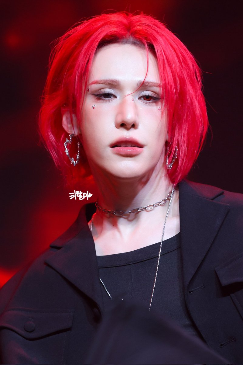 the bunny eyes to siren eyes is an insane duality