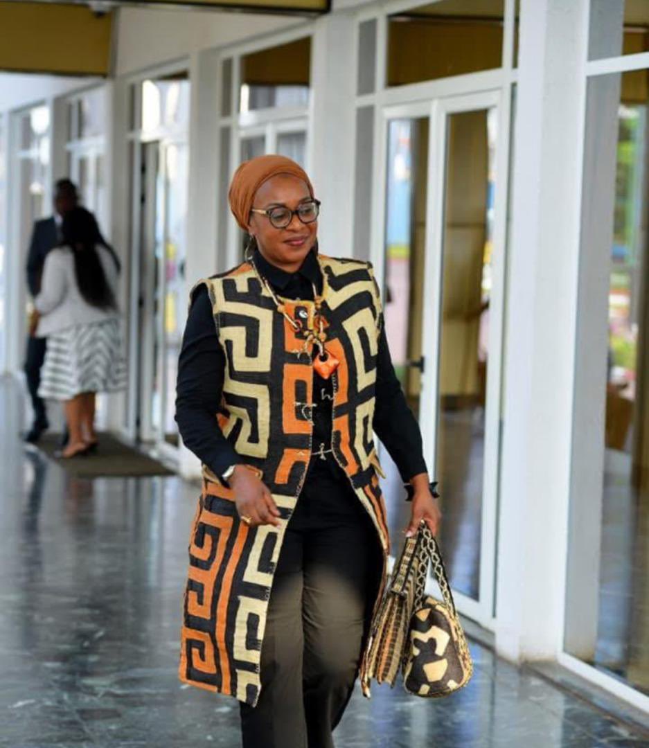 De la plume au pouvoir : l’itinéraire remarquable de Yolande Elebe

Dans le paysage politique et culturel de la 🇨🇩, le nom de Yolande Elebe Ma Ndembo résonne comme celui d’une femme qui a fait de la culture une véritable arme de construction nationale. Écrivaine, intellectuelle