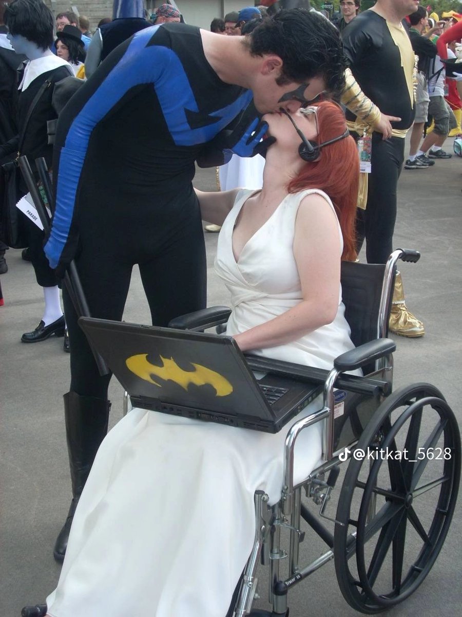 Nightwing and Oracle cosplay from Dragoncon2011