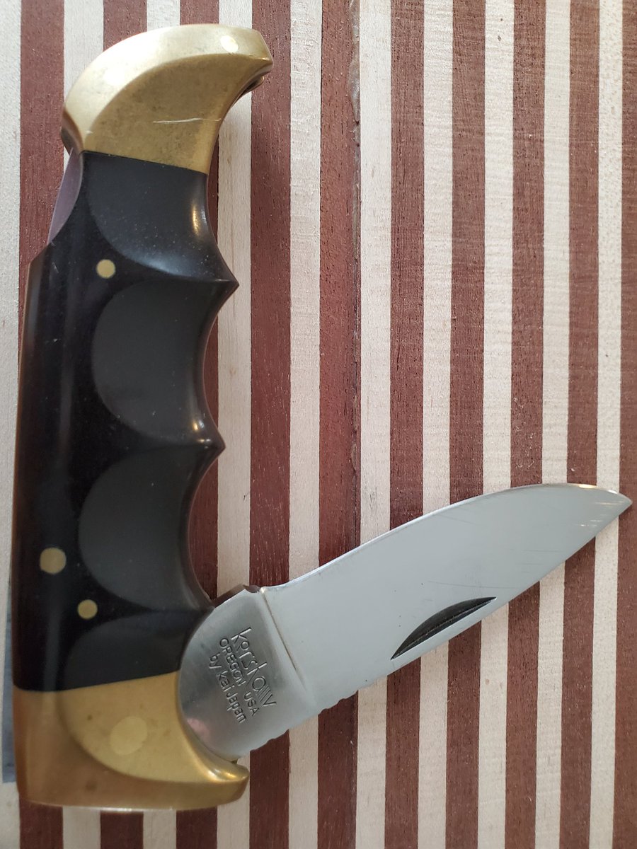 Kershaw 1050. A little brasso and rag, get those bolsters shiny again. Tremendous find in Tremendous condition. 🔥