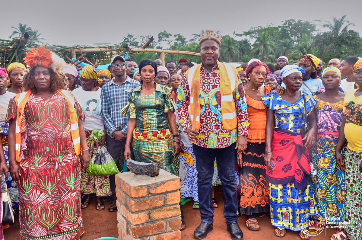 ebalemozindo's tweet photo. #RDC: #HAUT #UELE.
#Wamba : Jean Bakomito lance les travaux de construction de l'école primaire Bandyamoni*
Le gouverneur de la province du Haut-Uele, l'Honorable Jean Bakomito Gambu a procédé ce lundi 16 mars à la pose de première pierre de construction de l'école primaire Bandyamoni, située dans le village éponyme en chefferie de Bafwangada, territoire de Wamba. Ce nouveau projet s'inscrit dans le cadre de la modernisation des infrastructures scolaires pour offrir un bon cadre d'apprentissage aux apprenants, suivant la vision du président Félix Tshisekedi axée sur l'amélioration de la qualité de l'enseignement.
Il a réaffirmé la volonté de son gouvernement d'offrir des infrastructures dignes pour en appui au programme de développement local des 145 territores implementé par le chef de l'État. Jean Bakomito n'entend pas baisser les bras pour faire de l'éducation un moteur de développement de sa juridiction et bâtir une société instruire, avec d'assurer une relève à la hauteur de pérenniser l'élan de développement en cours.
«Suivant la vision du président de la république, nous avons décidé d'entrer en guerre contre les constructions qui ne répondent pas aux normes dans les écoles et hôpitaux dans notre province. Nos enfants qui constituent l'avenir de demain, doivent étudier dans de bonnes conditions. La gratuité de l'enseignement a déjà porté déjà ses fruits, nous avons un problème de la capacité d'accueil et nous essayons de le résoudre aux côtés des projets réalisés dans le cadre du PDL-145 T, pour que nos enfants bénéficient effectivement de cette politique salvatrice du président de la République, Félix Antoine Tshisekedi», a-t-il déclaré.
Profitant de cette occasion, le chef de l'exécutif a appelé à la vigilance citoyenne derrière le président de la république et les forces armées loyalistes déterminés dans la défense de l'intégrité nationale, pour faire régner la paix.
De son côté, le ministre provincial des infrastructures et travaux publics a félicité le gouverneur pour ce projet, soulignant son importance pour la communauté locale. Afounde Sumbu a exhorté la population à se l'approprier. « Aujourd'hui vous avez un gouverneur très attentionné à l'éducation. Le milieu de développe si les enfants sont instruits. Un seul héritage que nous pouvons léguer à nos enfants, c'est l'éducation. Nous devons prier pour que Dieu donne la force et les moyens au gouverneur pour la finalisation de ce projet», a mobilisé M. Sumbu.
Un projet accueilli avec enthousiasme par la population et la notabilité locale. S'exprimant pour la circonstance, la cheffe de chefferie Bafwangada à l'intérim, madame Milfie Karume Nebae, a exprimé de vive voix, au nom de ses administrés, sa reconnaissance au gouverneur Jean Bakomito pour cette initiative. L'autorité traditionnelle a relayé par l'occasion, le message de paix et d'unité pour l'émergence de la région.
Cellule de Communication/Gouvernorat Haut-Uele.