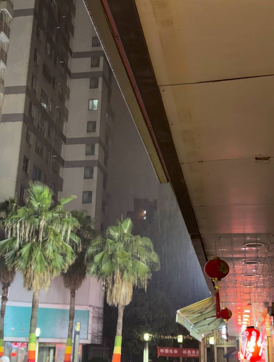 bejblejddd's tweet photo. 武汉真的太大了
大到微信一删，有些人这辈子都再也不会有交集了
很巧，晚上在沙湖吃饭
对面正好是我们第一次吃饭碰头的地方
吃完饭他们都陆续回家了
雨下的好大，打不到车，也不想在路边淋雨 
远远看到对面today便利店，我们第一次见面的时候 在楼下碰到，你招呼我买不买点什么，那天我拿的是李子园，而你拿的是乌龙茶对不对
举着包，穿过雨水，走过斑马线
今天穿的高跟鞋是羊皮底的，我不应该踩水
可是还是就这么走进去了
环了一圈，还是买了李子园，和十一月的天气不一样，现在有热的了，刚好是草莓味
雨真的下的好大，我在门口等着
等什么呢，我又没有叫车
要是我会抽烟的话，此时此刻真的很适合在寒冷的空气里吐烟圈
我其实没有在等什么
看着从吉屋撑伞出来的情侣
哈了一口气，3月了，武汉还是这么冷
脑袋里面迅速回忆起这段时间我在做什么
其实和之前一样，执行我自己那套生活的sop
你存在与否对我的影响一点也不大
就是因为一切和之前差不多，我才偶尔还有错觉
算了，我不要和任何上过床的男人做朋友
我又不缺朋友
武汉真的太大了
从这里回我家居然有17公里
武汉真的太大了
删掉微信，这辈子可能都不会再有交集了
挺好的 #武汉