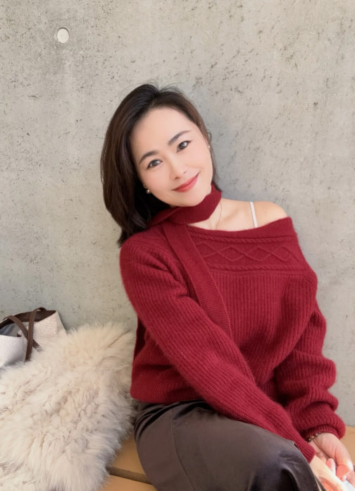LKmt203's tweet photo. 今天穿這件紅色毛衣
坐在那邊發呆了一下

突然覺得
如果有人陪著好像會更暖一點

你現在在做什麼？

#台中

164cm 50kg C奶 https://t.co/W7pn9YmXF7