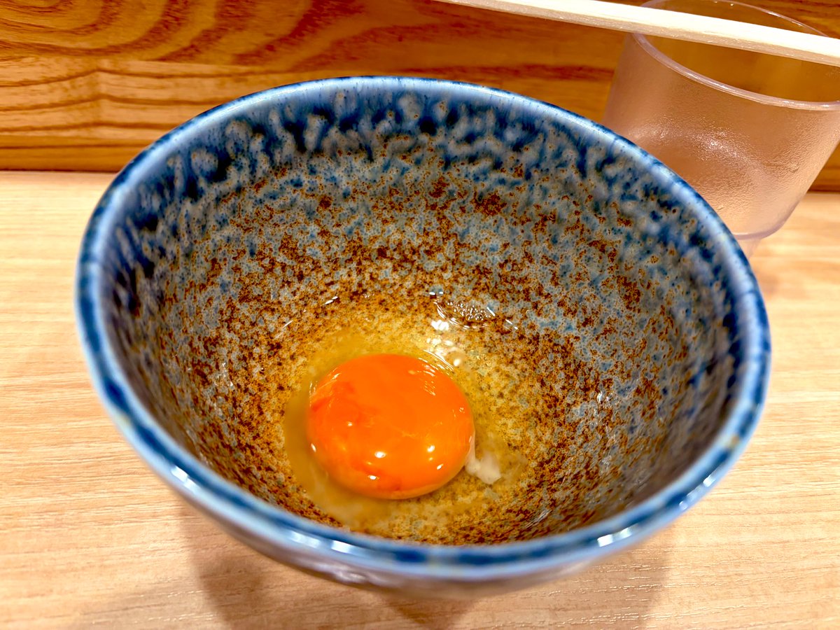 3/17 麺や六等星
六等星豚ブラック中盛肉増し
六等星のブラックは毎回違うけど毎回絶対的に美味いので行くしかない
豚のベースに,とにかくタレの味がキレキレ旨くて最高
久しぶりの麺もパツパツでスープに絡み最高
肉もネギも⭐️
そして何よりコクと甘さプラスの卵はマスト
最高に満足
ご馳走様でした‼️