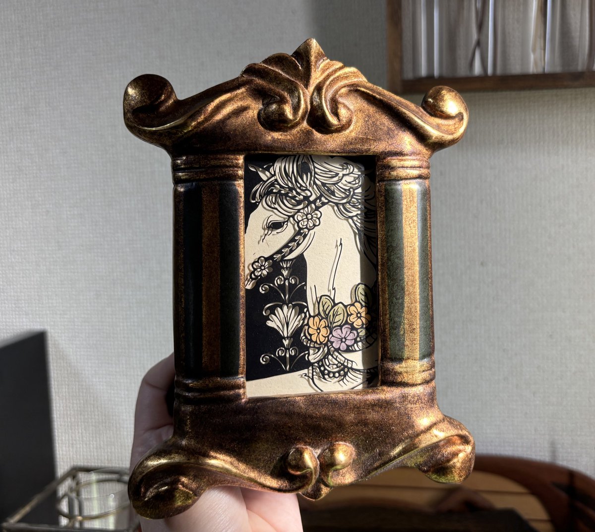 今回かわいらしいものも作った
回転木馬
#動植切絵 #切り絵 
カーテンの隙間から入った光で撮った写真が綺麗げだった