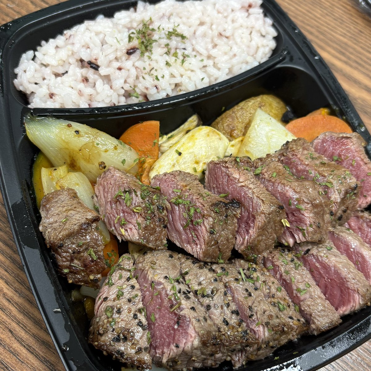 #호두밥 

스테이크도시락 
굽기는 미디움 레어