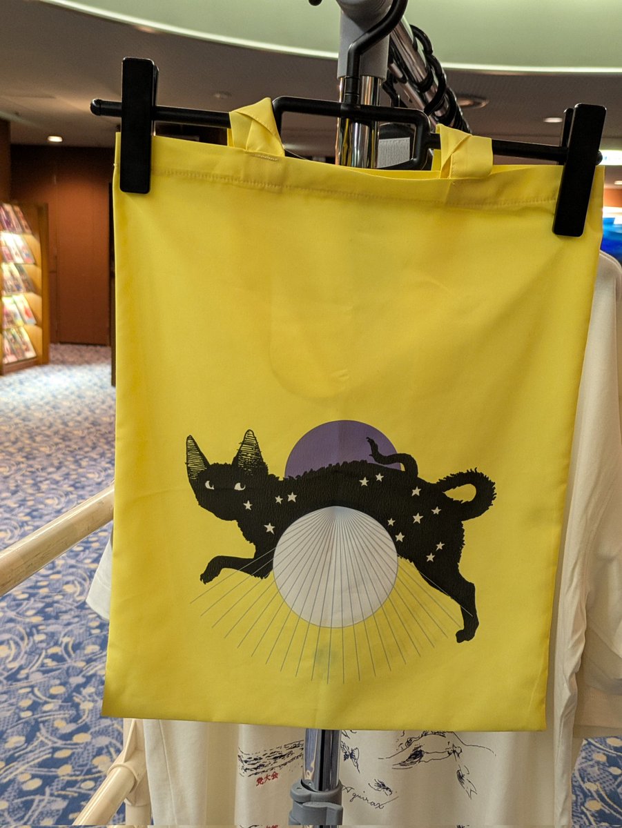 kingyo417sr's tweet photo. 大阪チケットない哀れな党員だけどグッズ買ってきた！
来月夫と行く時の手旗とＴシャツと私のリング🚩👕💍
やはり売り切れ多し…ステッカー…
一曲目だけ音漏れ聴こえて昇天したので帰ります😇 https://t.co/ZY1cohKVXB