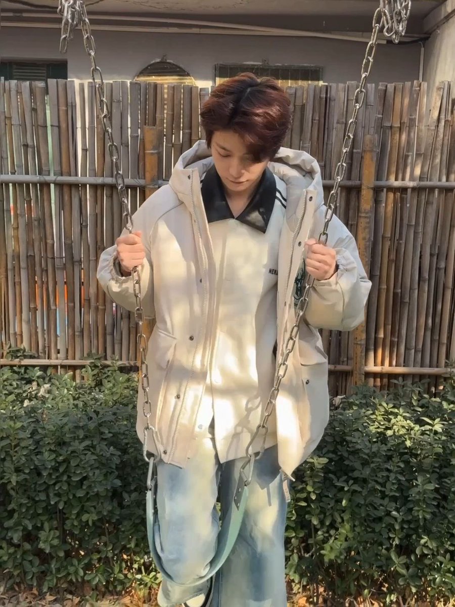 zi520yu's tweet photo. 이거ㅜ진짜 온싱이 아님? 
누가 그네를 저렇게 타는데 ㅋㅋㅌㅋ 😂 https://t.co/MYh02gFJvs