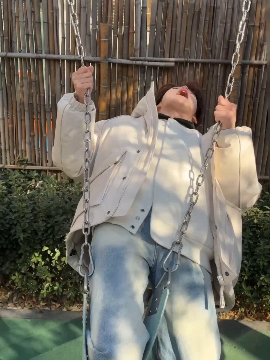 zi520yu's tweet photo. 이거ㅜ진짜 온싱이 아님? 
누가 그네를 저렇게 타는데 ㅋㅋㅌㅋ 😂 https://t.co/MYh02gFJvs
