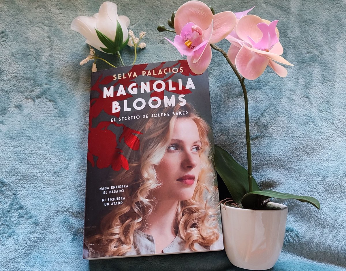 La historia de una mujer a la que la vida no se lo pone fácil, y ella le plantará cara, secretos de familia, una maldición que se cierne sobre ella y mucha voluntad.  Me ha gustado bastante y la recomiendo. <a href="/BabelioEspanol/">Babelio en Español</a> <a href="/sumadeletras/">SUMA DE LETRAS</a> 
laisladelasmilpalabras.blogspot.com/2026/03/magnol…