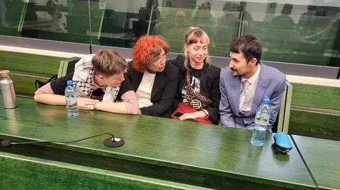 Wyrok uniewinniający wobec pięciu aktywistów pomagających przedostać się nielegalnie do Polski migrantom stał się prawomocny. Stało się tak dzięki wycofaniu przez prokuraturę apelacji, została ona wycofana przez prokuraturę na polecenie Prokuratora Generalnego Waldemara Żurka.