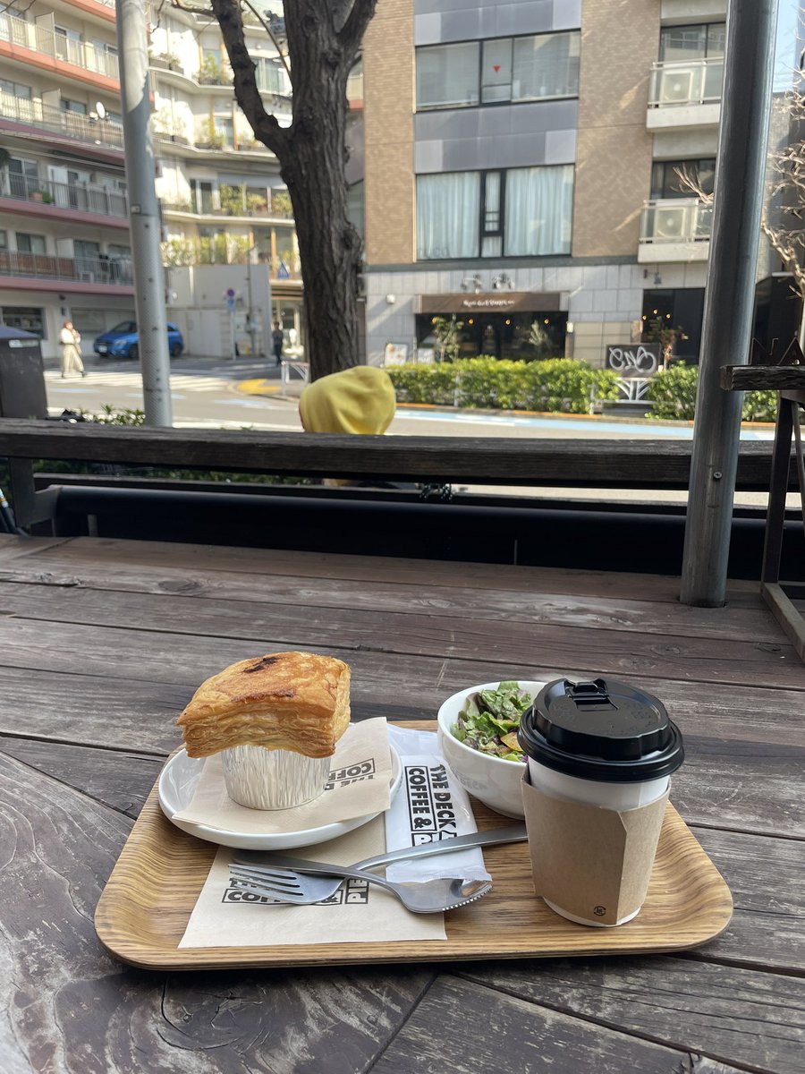 久しぶりに昔住んでた街のお気に入りだったカフェに。この街に住んでた頃が一番キラキラしてたなぁ。パイとコーヒーの店なのになんでか当時はサラダとビールばっか頼んでたんだよな、だいたい土日の午後に…やだなんかイキってて恥ずかしいw