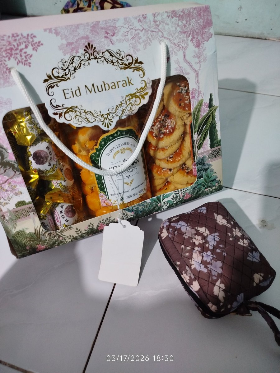 ntnrwt's tweet photo. Pas banget mau beli mukena traveling, eh ada yang ngasih 

Semoga lain kesempatann Nita bisa membalas kebaikan mereka https://t.co/Z13ZzAaQ68