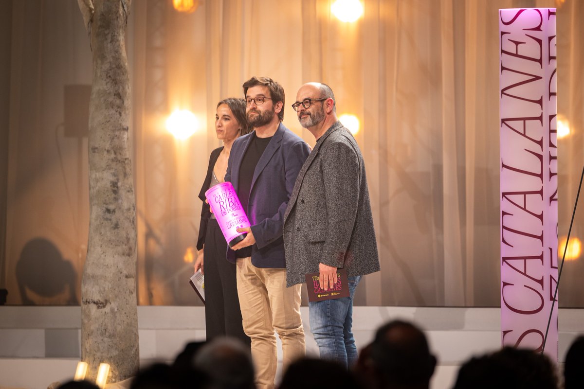 OmniumOsona's tweet photo. ✨El talent osonenc també va ser present a la 75a Nit de les Lletres Catalanes!

Jaume Coll Mariné va ser guardonat amb el 67è Premi Carles Riba de poesia i la ninotaire Pilarin Bayés va rebre una gran ovació per la seva trajectòria i compromís amb el país i la llengua. https://t.co/JAVMfyzI8N