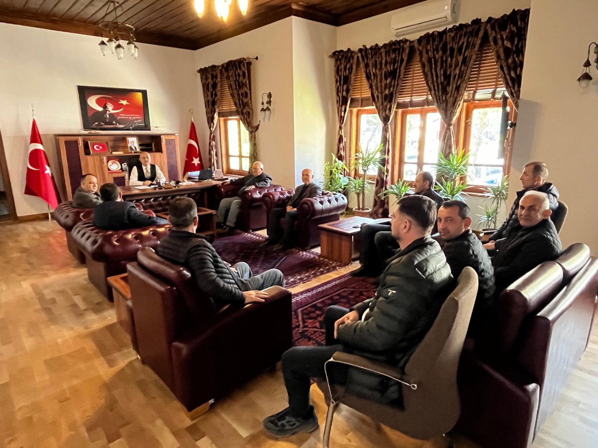 Kaymakamımız Cemalettin YILMAZ, Ova Köyleri mahalle muhtarlarımız ile makamda toplantı gerçekleştirdi.