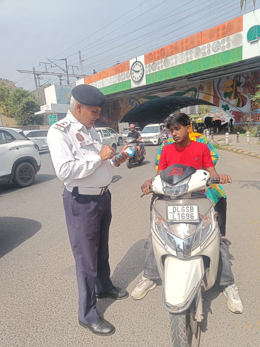 tiptc63's tweet image. Stay safe, stay alert – Wear a helmet, save your life.@dtptraffic
#DelhiTrafficPolice #HelmetAwareness #RoadSafety #SafetyFirst