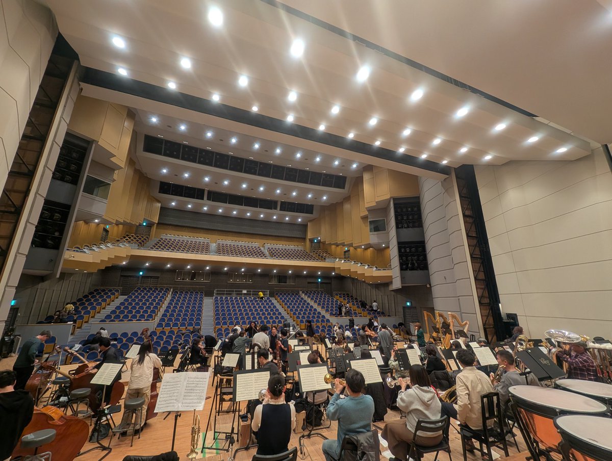 kansaiphil's tweet photo. 🎻関西フィル 第362回定期演奏会、昨日からリハーサルが始まりました！
高関健マエストロのもと取り上げるのは、アントン・ブルックナーの大作《交響曲第8番》、ポール・ホークショー教授による2025年校訂版（※最初の試演）です。

リハーサルの様子を少しだけお届けします。
写真をご覧の上、ぜひ期待を高めていただければ…。
この熱気、ぜひ会場で体感いただきたいと思います。どうかお聴き逃しなく！

日時：3月19日(木)19:00開演
（18:40〜高関マエストロによるプレトーク）
場所：ザ・シンフォニーホール

※ホークショー教授およびウィーン音楽学出版社（Musikwissenschaftlicher Verlag, Wien）の格別のご厚意により、正式な初演に先立つ演奏が可能となりました。
#関西フィル