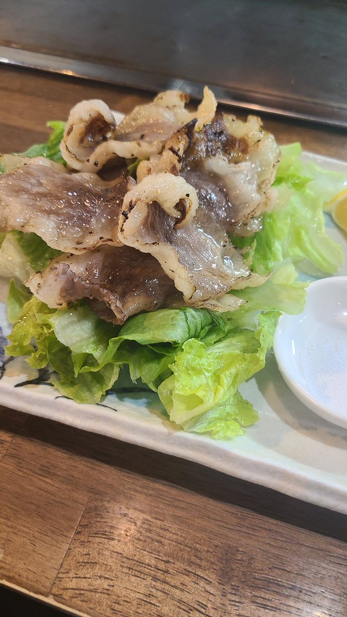 Sulcus12's tweet photo. ずっとオススメされてた鉄板焼き屋に来た！
アスパラ豚肉巻き、ぷりぷりホルモン、コウネ炙り、貝のバター炒め、山芋とろろ焼き https://t.co/zHftRvc2P8