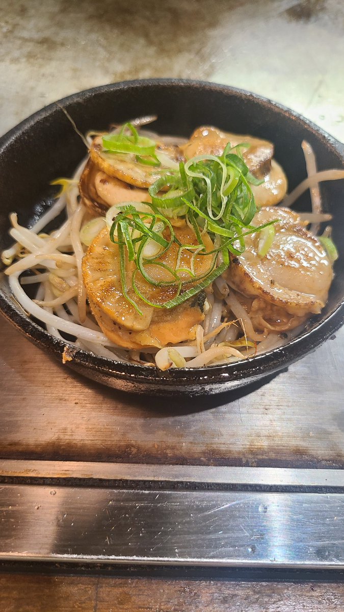 Sulcus12's tweet photo. ずっとオススメされてた鉄板焼き屋に来た！
アスパラ豚肉巻き、ぷりぷりホルモン、コウネ炙り、貝のバター炒め、山芋とろろ焼き https://t.co/zHftRvc2P8