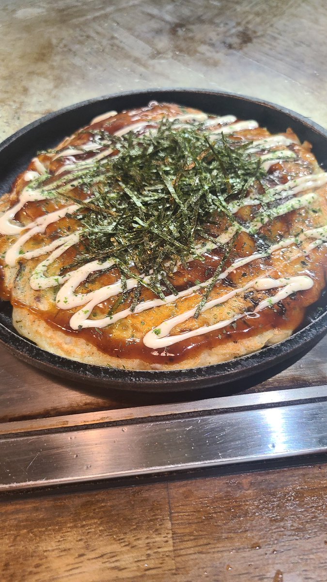 Sulcus12's tweet photo. ずっとオススメされてた鉄板焼き屋に来た！
アスパラ豚肉巻き、ぷりぷりホルモン、コウネ炙り、貝のバター炒め、山芋とろろ焼き https://t.co/zHftRvc2P8