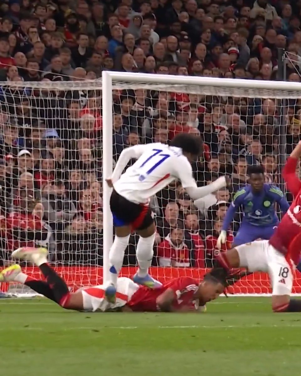 ليني يورو يتلاعب بالكرة ولاعبي المنافس 