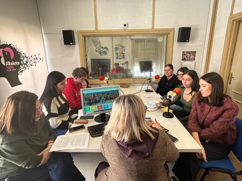 AMcasamadre's tweet photo. Nuestro alumnado, protagonista del programa "¡Buenos días, Albolote!", de @RadioAlbolote. ¿Quieres escuchar qué dicen? ¡Ahí puedes conocer toda la actualidad de nuestro cole!

#SomosAvemarianos #AveMaríaCasaMadre
https://t.co/0luw3mCQtg https://t.co/PfLOPRPtHW