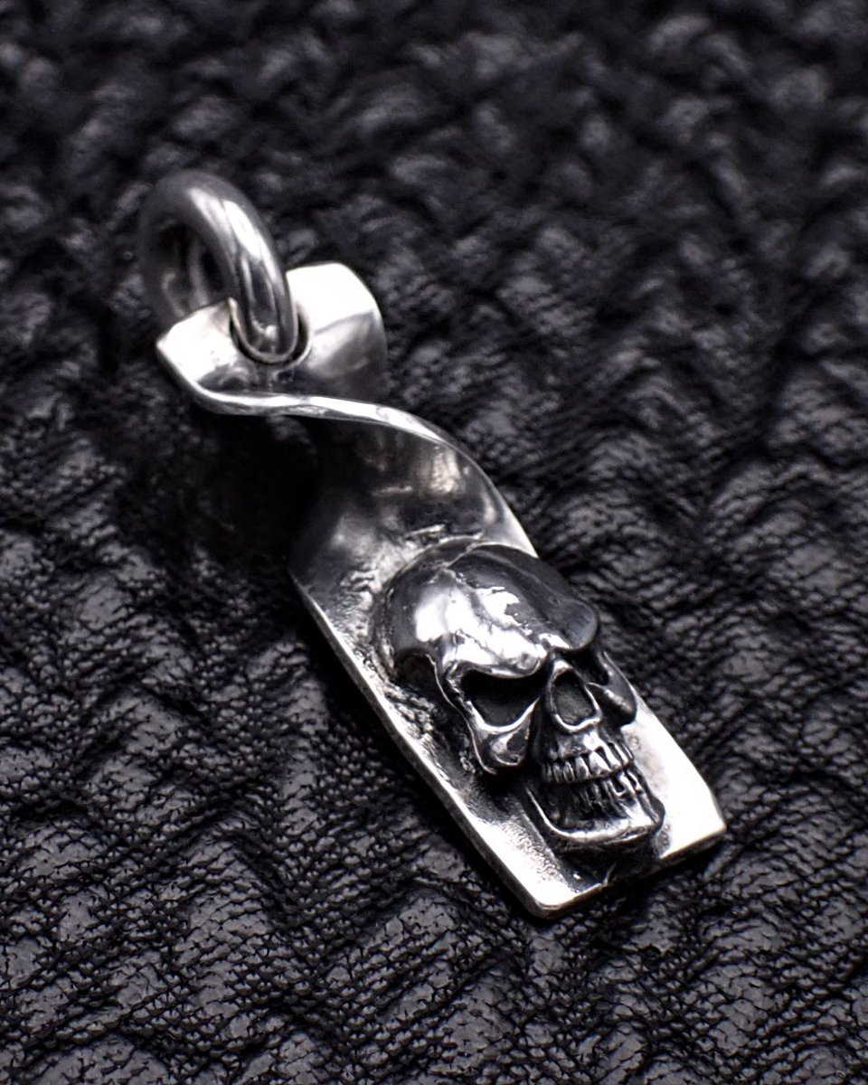 takashi666CS's tweet photo. 925 Sterling Silver Skull Pendant 「Twisted Plate Skull Tag Pendant」
A one-of-a-kind pendant featuring a skull mounted on a twisted plate.
#シルバー925
#skulllover
#skulladdict
#skullobsession
#darkjewelry https://t.co/G8WDe55RdP