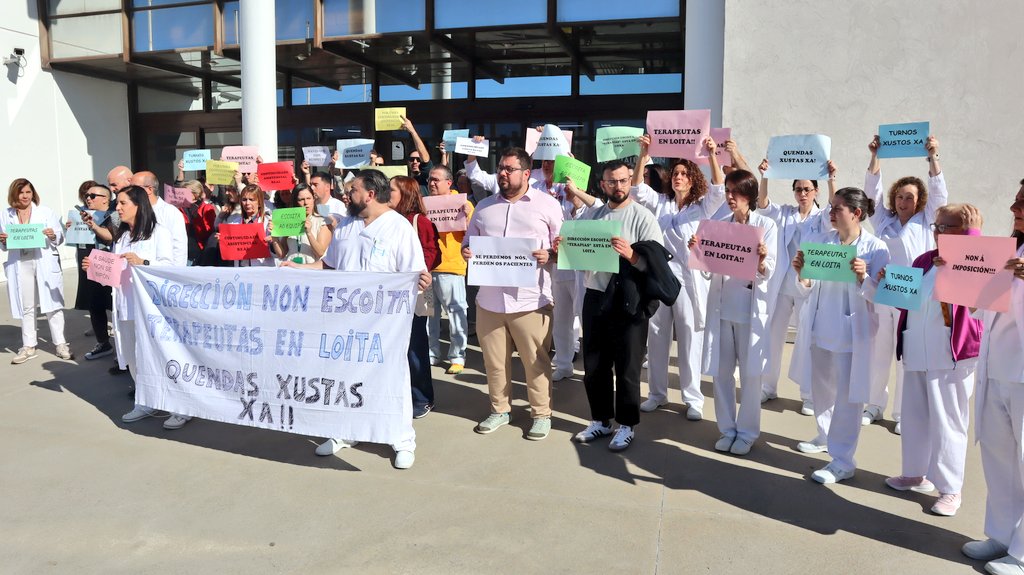 bngvigo's tweet photo. O noso portavoz municipal Xabier P. Igrexas e o deputado Brais Rúanova apoiaron esta mañá en #Vigo a concentración do persoal sanitario en rexeitamento do plan funcional que quere impoñer o Sergas nas áreas de fisioterapia, logopedia e terapia ocupacional

Unha decisión que suporá máis precariedade laboral e menor calidade asistencial