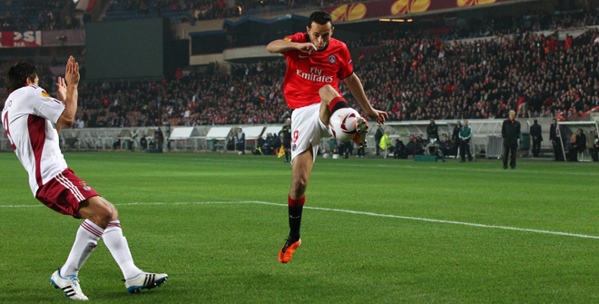 SLBDaily04's tweet photo. Neste dia, há 15 anos...

O Benfica eliminava o PSG nos Oitavos-de-final da Liga Europa 10/11 com um empate 1-1 (Gaitán 27') em Paris depois de ter ganho na Luz por 2-1. O jogo ficou marcado por uma histórica invasão de 30.000 benfiquistas ao Parc des Princes (Estádio com 48k). https://t.co/OKgZ5ywA9A