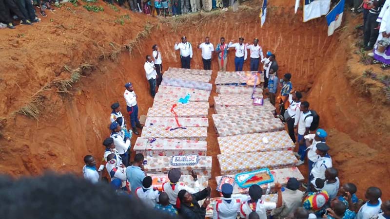 Plunda_lems's tweet photo. Les images des atrocités des ADF en ITURI sont effroyables. Chose grave, le gouvernement de Kinshasa reste très silencieux. La population de l'ITURI est abandonnée à son triste sort. Apparemment, le malheur de cette population de l'ITURI est d'être loin de la frontière avec le Rwanda, actuel bouc émissaire du gouvernement de Kinshasa. Car si l'ITURI avait un seul centimètre de frontière avec le Rwanda, Tshisekedi Muyaya et consorts n'allaient pas se priver de faire de longs communiqués, appelant à l'aide de papa Trump, mais aussi de voyager à travers le monde pour commander des rapports d'ONG, payer des lobbyistes en Occident afin de vendre le mensonge d'une soi-disant agression rwandaise. Ne soyez pas surpris lorsque l'AFC/M23 va libérer l'ITURI que le régime de Kinshasa ressuscite toutes les images des atrocités actuelles pour les imputer à l'AFC/M23 et au Rwanda. Autre chose, l'ITURI est en état de siège avec un gouvernement militaire très impliqué dans l'exploitation de l'or plutôt que de sécuriser la population.
@PatrickMuyaya @MONUSCO
@hrw  @UN_HRC @FelixMugenzi @FannyKaj1 @albcontact @CoulibalyBojana @cibalanky @Ekilaaa @TemuniP @MaishaRdc @TshisolaYan @TimKamanga @KamandaKela1 @LawrenceRugwiro @LawrenceKanyuka @UrujeniNathalie @CNangaa @bbisimwa @MoiseNyarugabo @BrendaMonkango