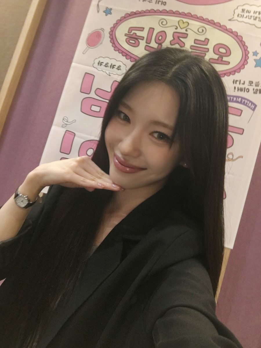 RocketPunch's tweet image. [#RCPCheeze 📸] 260317

아기토끼공주 수윤이의 생일🐇. . . 🩷
슌메이드 모루인형(0살)과 함께 즐거운 라이브였어요😌
행복한 생일 만들어 준 켓치 고마워요💖

#RocketPunch #로켓펀치 #RCPC
#수윤 #SuYun