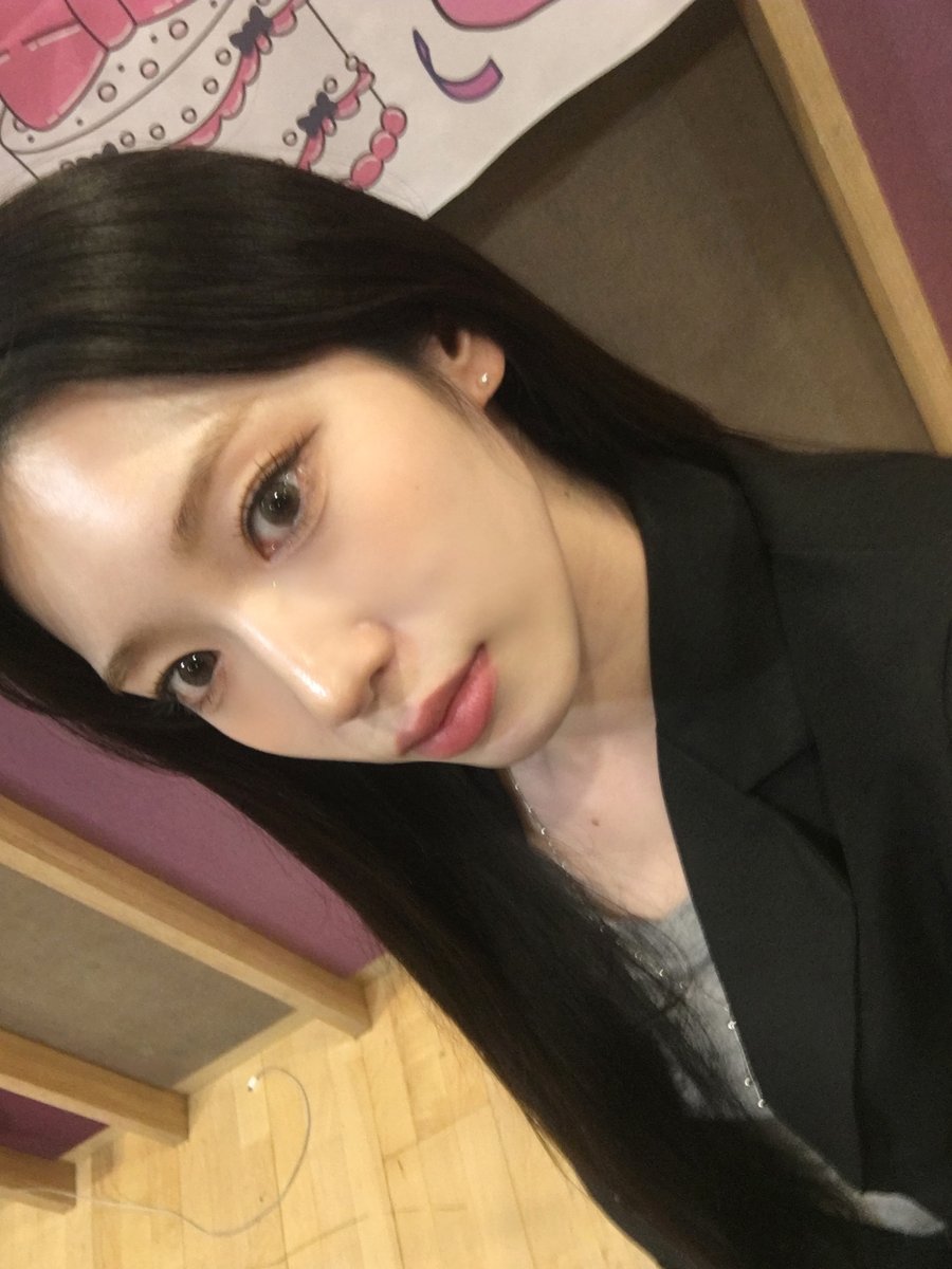 RocketPunch's tweet image. [#RCPCheeze 📸] 260317

아기토끼공주 수윤이의 생일🐇. . . 🩷
슌메이드 모루인형(0살)과 함께 즐거운 라이브였어요😌
행복한 생일 만들어 준 켓치 고마워요💖

#RocketPunch #로켓펀치 #RCPC
#수윤 #SuYun