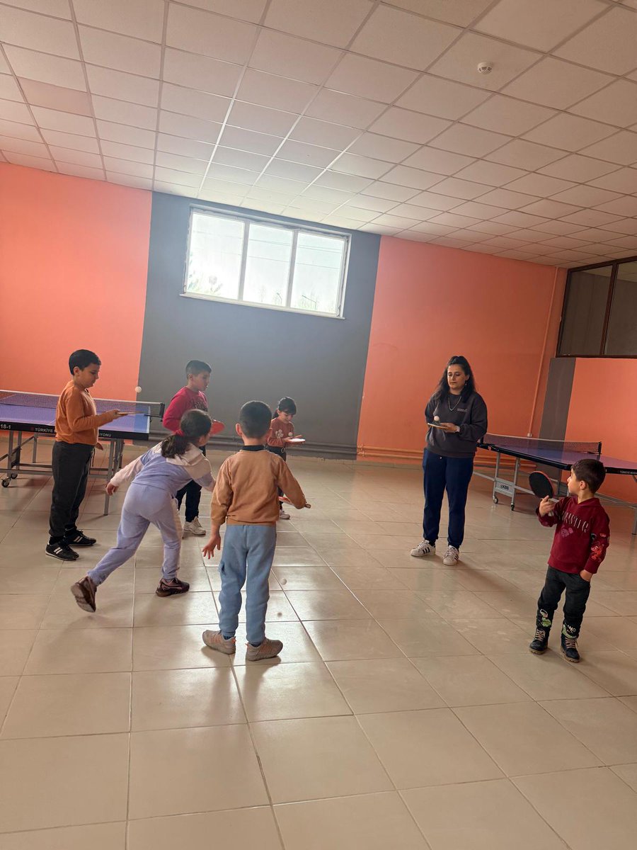 GurpinarVe's tweet photo. 🏓 Masa Tenisi Eğitimleri Devam Ediyor!
Kıymetli Gençlerimiz,
Reflekslerinizi geliştirmek, odaklanmanızı artırmak ve keyifli vakit geçirmek için masa tenisi eğitimlerimiz sizleri bekliyor. 💪

Detaylı bilgi: Gürpınar Ferdi Sporlar Merkezi https://t.co/gL3CXagSXx