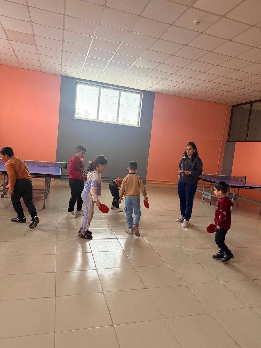 GurpinarVe's tweet photo. 🏓 Masa Tenisi Eğitimleri Devam Ediyor!
Kıymetli Gençlerimiz,
Reflekslerinizi geliştirmek, odaklanmanızı artırmak ve keyifli vakit geçirmek için masa tenisi eğitimlerimiz sizleri bekliyor. 💪

Detaylı bilgi: Gürpınar Ferdi Sporlar Merkezi https://t.co/gL3CXagSXx