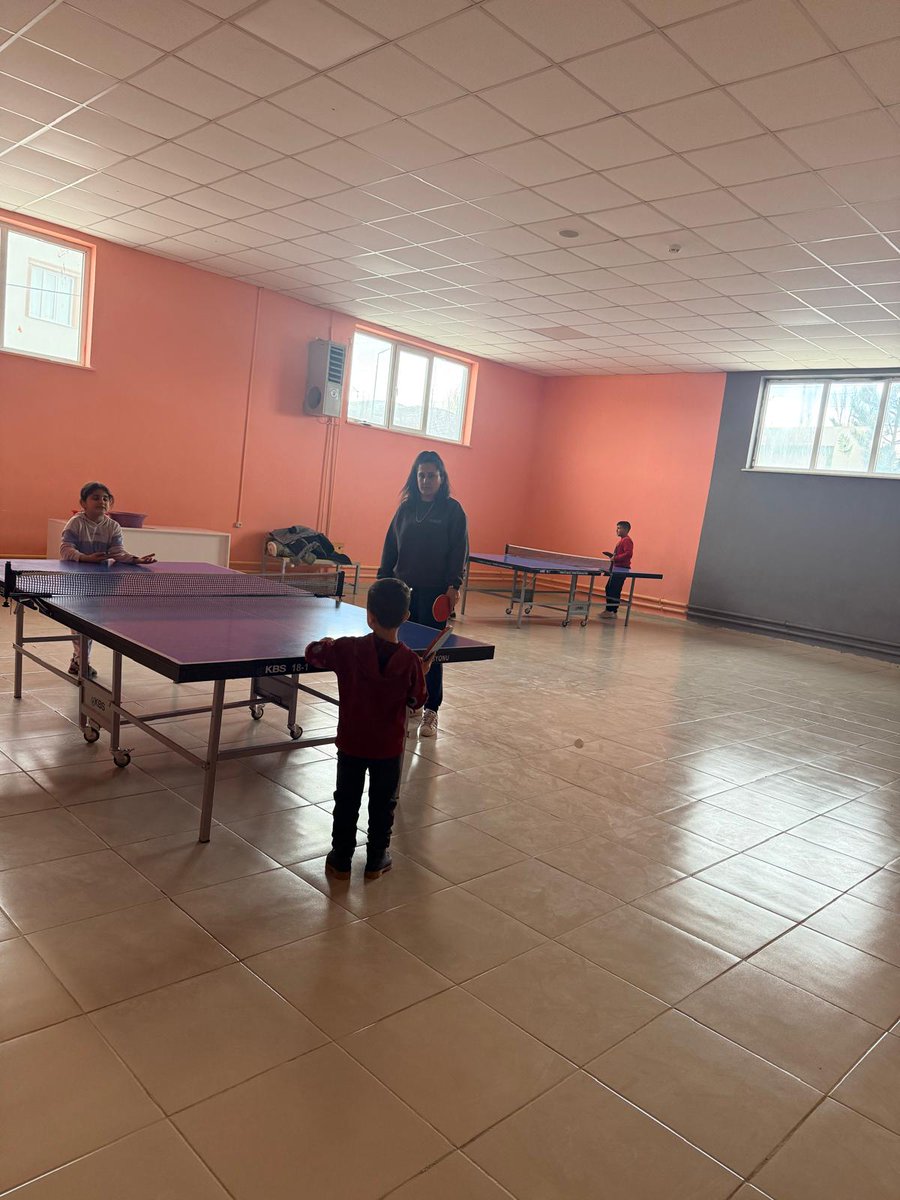 GurpinarVe's tweet photo. 🏓 Masa Tenisi Eğitimleri Devam Ediyor!
Kıymetli Gençlerimiz,
Reflekslerinizi geliştirmek, odaklanmanızı artırmak ve keyifli vakit geçirmek için masa tenisi eğitimlerimiz sizleri bekliyor. 💪

Detaylı bilgi: Gürpınar Ferdi Sporlar Merkezi https://t.co/gL3CXagSXx