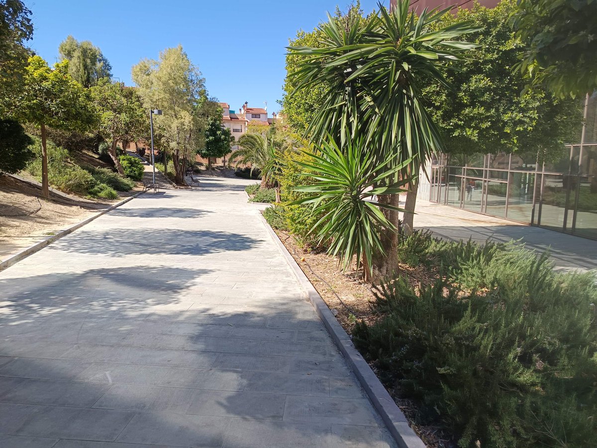 Esta mañana hemos realizado un repaso manual en la plaza y jardines del Teatro Villa de Molina, dejando la zona limpia y agradable para el paseo. 🌿🧹

✅Entre todos podemos mantener estos espacios en perfecto estado, utilizando las papeleras y cuidando cada rincón.🚮
