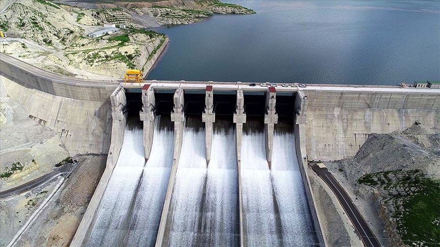 Türkiye dün elektrik üretiminde tüketimi geçti.

971 bin MWh elektrik üretildi.
Tüketim 962 bin MWh seviyesinde kaldı.

Yani Türkiye elektrik üretiminde yine fazla verdi.

Üretimin lideri ise yüzde 26,8 ile barajlı hidroelektrik santralleri oldu.

(Enerji ve Tabii Kaynaklar