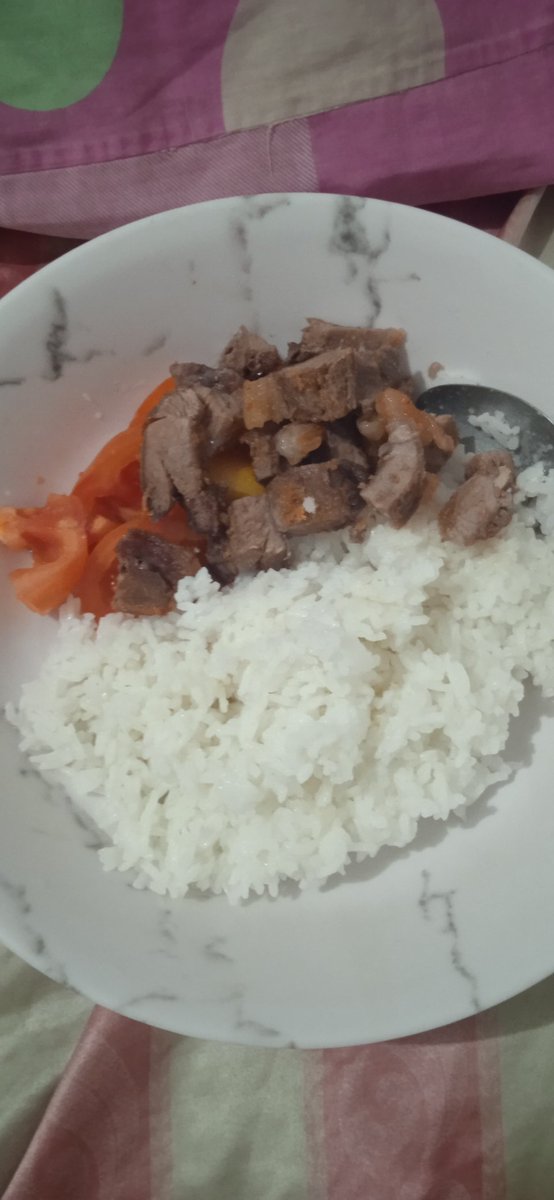 MariverMiranda's tweet photo. The pork was marinated in garlic.,with tomato salad. https://t.co/l3N1zVOJlA