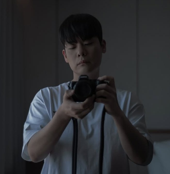 왜이리 청순채♡ 청초함이 묻어남✨️
자다 깬 듯한 눈꺼풀이 나를 미치게하네